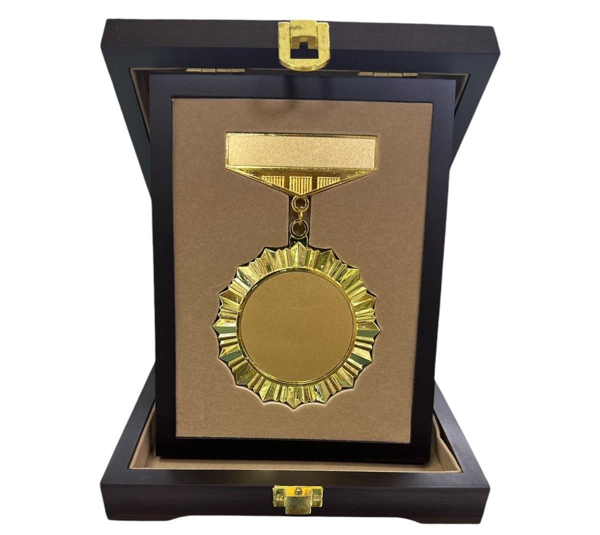 Trophée en bois Wissam médaillon doré 19x15cm
